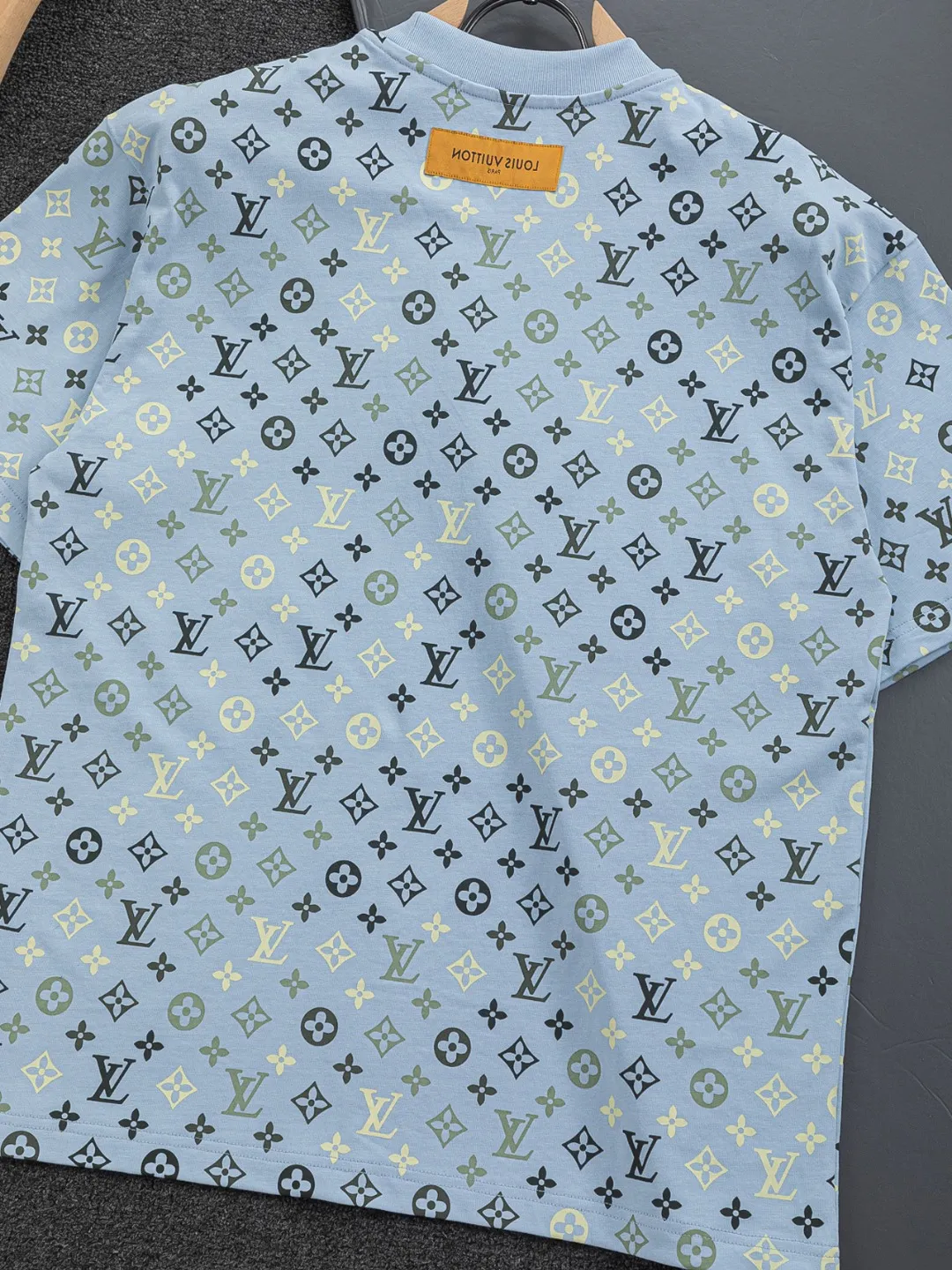 🅿️200 Louis Vuitton 1V LV lv slightly wide version S-XL LV 26ss new products are available at the counter simultaneously. Multiple craftsmanship. Chest patch letters 🪡 embroidery. Back patch letters four-leaf clover 🍀🪡 embroidery. Round neck short-sleeved T-shirt, same style for men and women! Consigned to one-to-one creation. Synchronized with the official website, pure cotton fabrics at the counter! It is close to the skin and comfortable, durable and easy to wear. It has a classic and simple logo design and meticulous original craftsmanship. Short-sleeves, a must-have item for men, do not appear to be the same for the general public, but must be unique and eye-catching. This LV short-sleeve is all about quality, comfort, the same shape and fashion as always, including fabrics and cutting techniques. All of them have been made with great effort! 320 grams of washed pure cotton fabric, pure cotton is breathable, very refreshing and comfortable for daily wear. The rib knitting on the neckline is smooth and tight, and the neckline will not be skewed if you toss it at will. The loose version, you will find that it looks really good on the upper body. The overall is minimalist and neat, super versatile for daily use! Pair it casually with a pair of pants for a youthful look. A T-shirt will make your outfit crazy. It is a fashionable item that can never go wrong! Color: Green Blue Purple Size: S-XL Size chart: S: Shoulder width 50-Bust 56-Length 70 M: Shoulder width 52-Bust 57-Length 72 L: Shoulder width 54-Bust 59-Length 74 XL: Shoulder width 56-Bust 62-Length 76